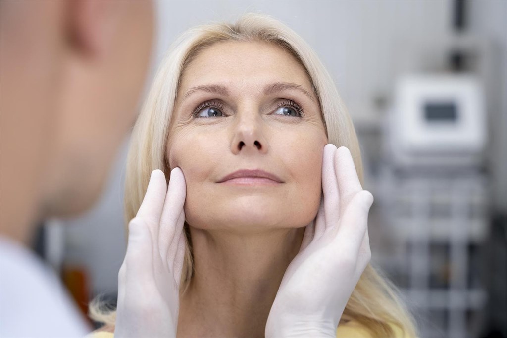 6 señales de que un lifting facial te daría los resultados que buscas